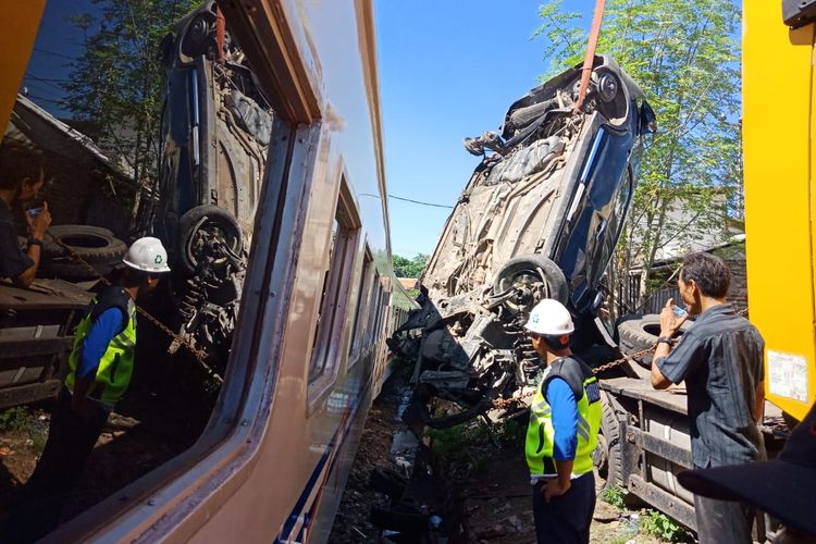 Proses evakuasi bangkai mobil yang tertabrak kereta api di Cilegon, Jumat (3/5/2019)