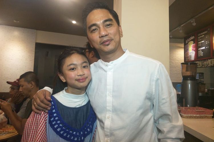 Enda Ungu dan putrinya, Zaea Leola dalam jumpa pers peluncuran Album Religi Demi Masa di KFC Kemang, Jakarta Selatan, Kamis (9/5/2019).