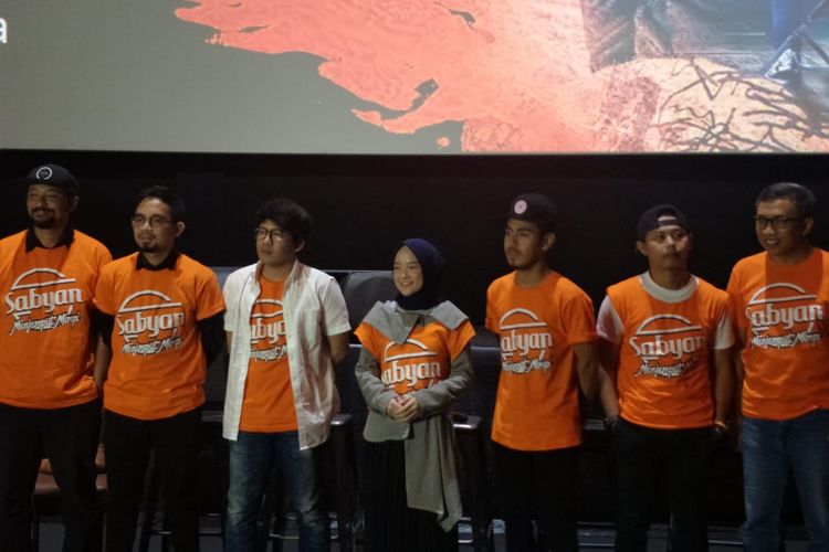 Sabyan Gambus bersama sutradara Amin Ishaq dan produser film Putut Wijanarko dalam jumpa pers peluncuran poster dan trailer film Sabyan Menjemput Mimpi di CGV Grand Indonesia, Thamrin, Jakarta Pusat, Kamis (16/5/2019).