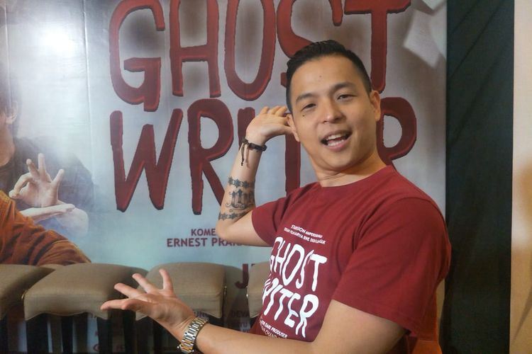 Ernest Prakasa ditemui usai screening dan jumpa pers film Ghost Writer di XXI Epicentrum, Kuningan, Jakarta Selatan, Selasa (28/5/2019),