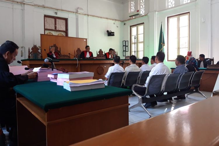 Tujuh terdakwa kasus dugaan tindak pidana korupsi dana bimtek Enrekang saat putusan majelis hakim PN Makassar, Selasa (11/6/2019).