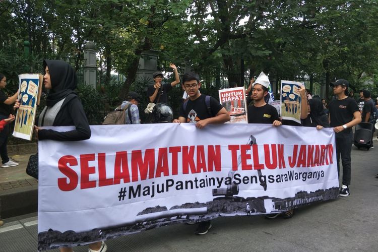 Aksi berjalan mundur dari KSTJ protes langkah Anies terbitkan IMB pulau reklamasi, Senin (24/6/2019)