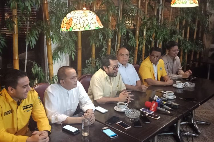 Politisi Partai Golkar, Yorrys Raweyai (kemeja kuning muda, paling tengah) saat konferensi pers di restoran Batik Kuring SCBD, Jakarta Selatan, Minggu (7/7/2019).
