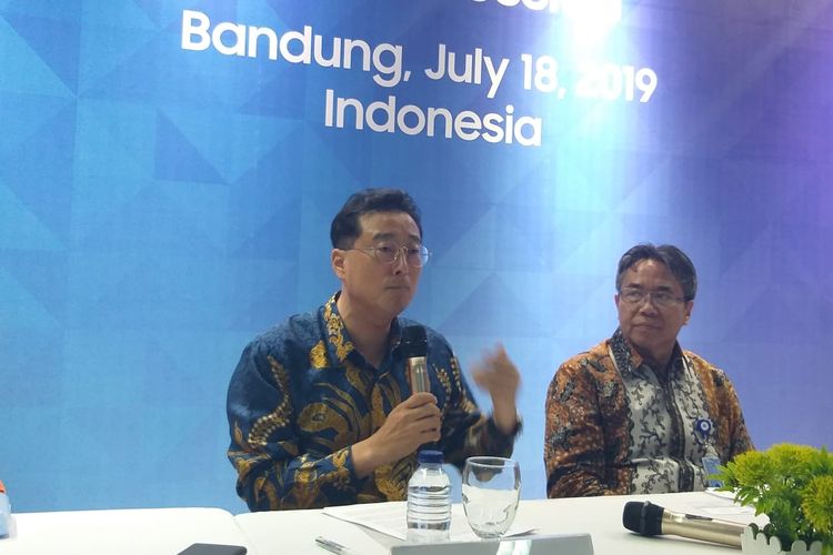 Vice President Samsung Electronics Indonesia Kanghyun Lee (kiri) dan Rektor UPI Bandung Prof. Asep Kadarohman berbicara pada media saat Samsung OneWeek Program di Bandung, Kamis (18/7/2019)