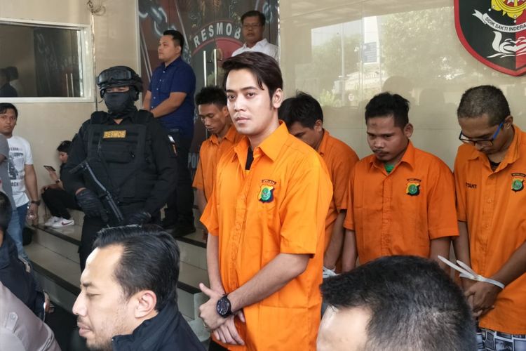 Artis peran Kriss Hatta mengenakan baju tahanan saat rilis di Polda Metro Jaya, Semanggi, Jakarta Selatan, Rabu (24/7/2019). Kriss ditangkap karena kasus penganiayaan.