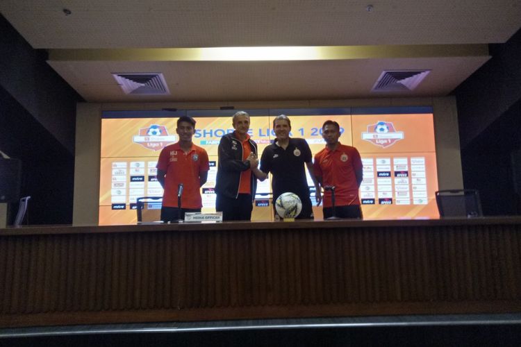 Pelatih Persija Jakarta, Julio Banuelos (dua dari kanan) bersalaman dengan pelatih Arema FC, Milomir Seslija (dua dari kiri) dalam press conference di Stadion Utama Gelora Bung Karno, Jakarta, Jumat (2/8/2019). Press cinference diadakan jelang laga kedua tim, Sabtu (3/8/2019) besok.