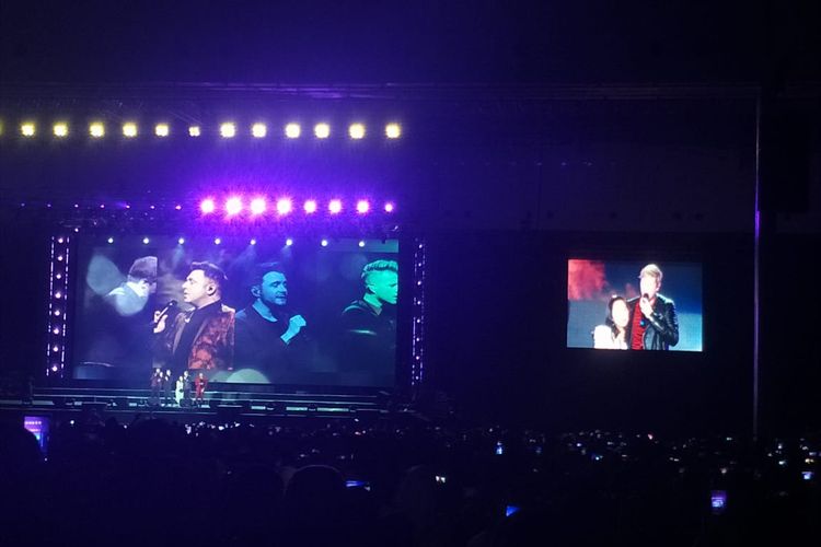 Westlife mengundang seorang penonton bernama May ke panggung konser The Twenty Tour Live in Indonesia yang digelar di ICE, BSD City, Tangerang, Selasa (6/8/2019).