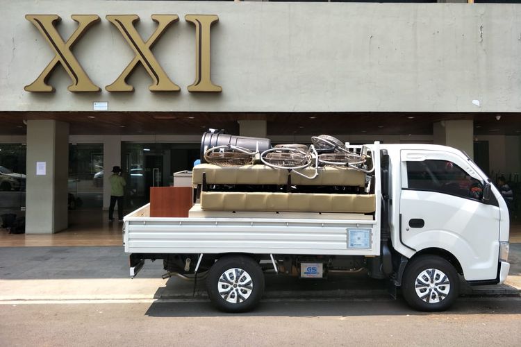 Sebuah mobil bak terbuka mengangkut barang-barang dari bioskop XXI TIM, Senin (19/8/2019). Para pekerja mulai mengemasi inventaris bioskop karena bioskop resmi ditutup imbas revitalisasi TIM oleh Pemprov DKI Jakarta. 