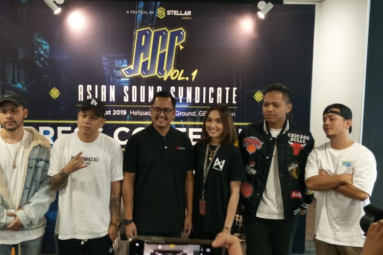 Reza Alexander bersama musisi yang tambil di Asian Sound Syndicate dalam jumpa pers ASS Vol.1 di kawasan Kebayoran, Jakarta Selatan, Kamis (22/8/2019).