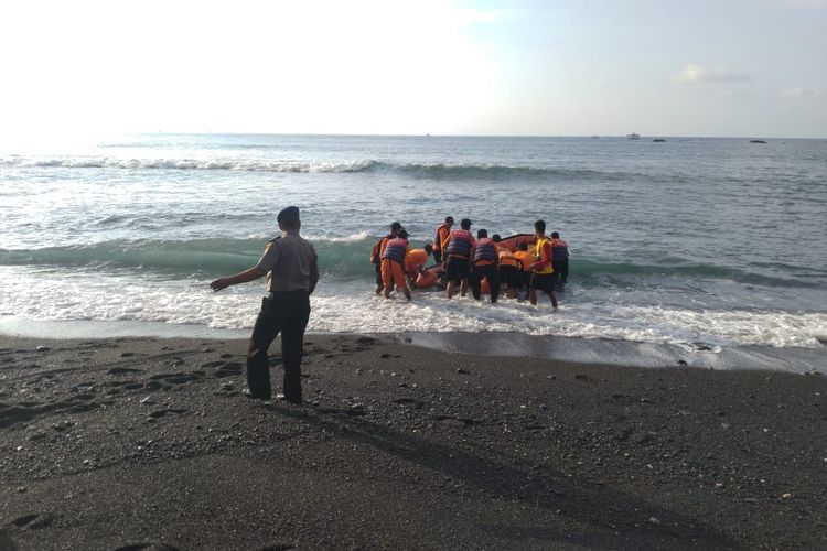 Proses Pencarian dua pemancing di Tanah Lot yang terseret arus, Selasa (3/9).