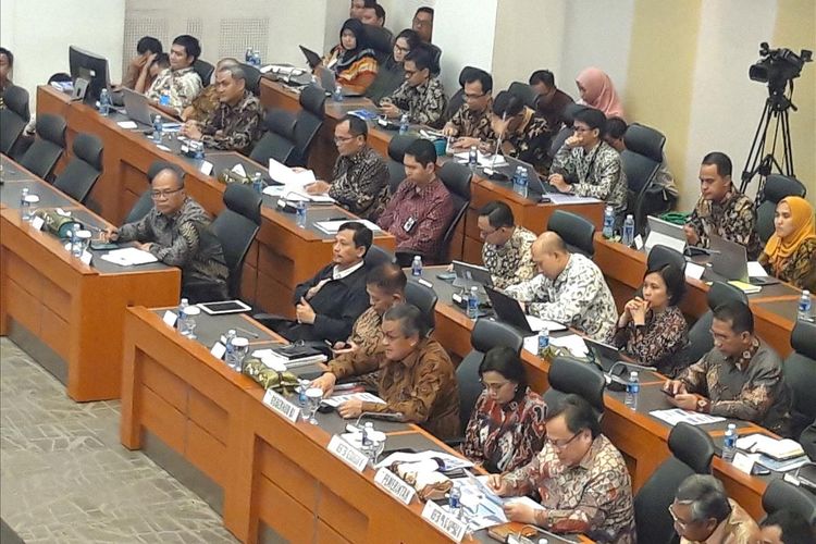 Gubernur Bank Indonesia (BI) Perry Wardjiyo, Menteri Keuangan Sri Mulyani Indrawati dan Menteri PPN/Kepala Bappenas Bambang Brodjonegoro di Badan Anggaran DPR RI, Jakarta, Selasa (11/6/2019).