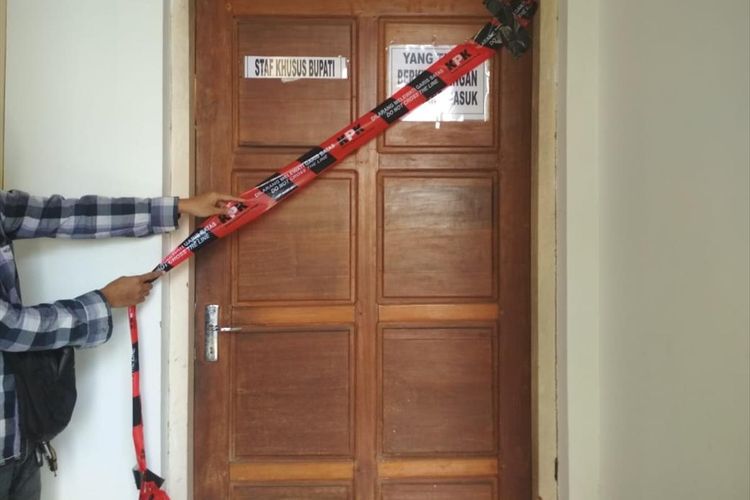 Segel pita berwarna merah hitam bertuliskan KPK dibentangkan di pintu masuk ruangan staf khusus Bupati Kudus, Jumat (26/7/2019) siang.