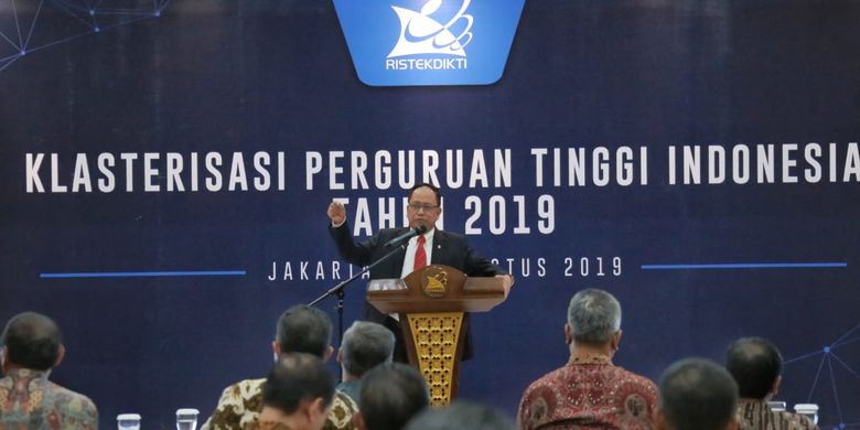 Menristekdikti Mohamad Nasir kembali mengumumkan klasterisasi dan pemeringkatan perguruan tinggi Indonesia tahun 2019 pada Jumat (16/8) Gedung D Kemenristekdikti, Senayan, Jakarta.