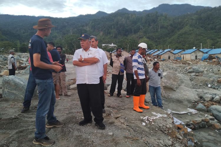 Menteri PUPR Basuki Hadimuljono sedang mendengarkan informasi yang disampaikan oleh Gary Roberts, Pilot Advent Aviation di BTN Nauli, Doyo Baru, Kabupaten Jayapura, Papua.