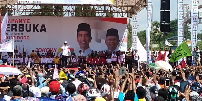 Capres nomor urut 01 Jokowi saat memberikan orasi politik di Lapangan Sitarda Kota Kupang, Senin (8/4/2019). 