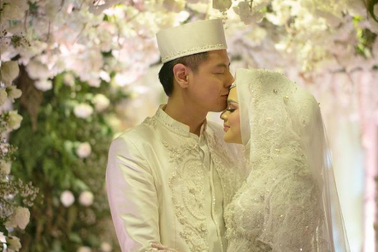 Pasangan artis peran Roger Danuarta dan Cut Meyriska resmi menikah, di Medan, Sumatera Utara, Sabtu (17/8/2019). 