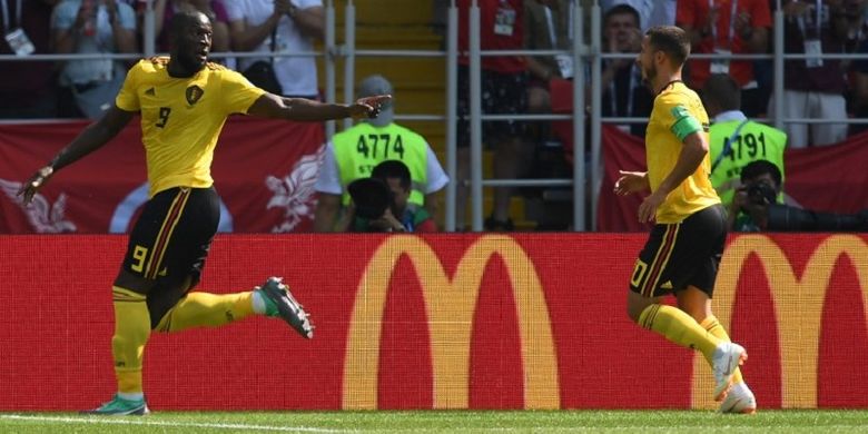 Dua pemain Belgia, Romelu Lukaku dan Eden Hazard, merayakan gol Belgia ke gawang Tunisia pada pertandingan di Moskwa, 23 Juni 2018. 