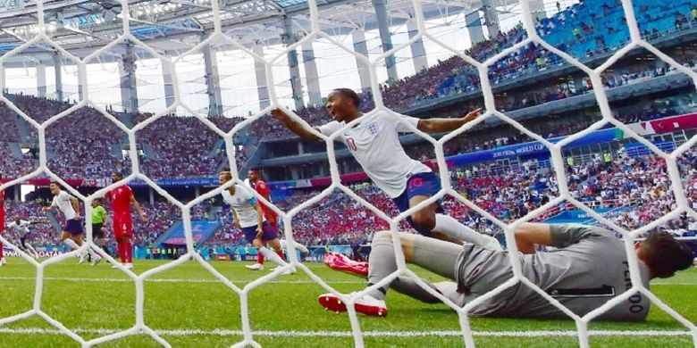 Gelandang timnas Inggris, Raheem Sterling, merayakan gol Harry Kane ke gawang Panama pada pertandingan Grup G Piala Dunia 2018 di Nizhny Novgorod, 24 Juni 2018. 