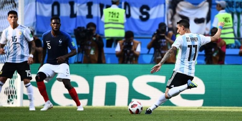 Pemain sayap Argentina, Angel Di Maria, melepas tendangan jarak jauh ke arah gawang Perancis yang dijaga Hugo Lloris pada pertandingan babak 16 besar Piala Dunia 2018 di Kazan Arena, 30 Juni 2018. 