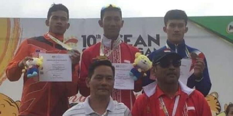Atlet lompat jauh asal Indonesia, Ahmad Ambali Sukur (tengah) berhasil meraih medali emas pada ajang ASEAN School Games (ASG) 2018, di Kuala Lumpur, Malaysia, Sabtu (21/7/2018).
