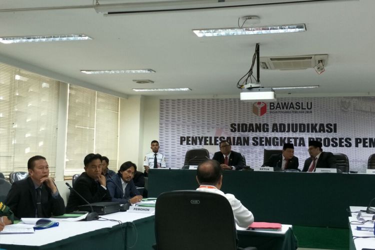 Saksi ahli Partai Bulan Bintang (PBB), Zainal Arifin Hoesein ketika memberikan keterangan dalam sidang adjudikasi di kantor Badan Pengawas Pemilu (Bawaslu) RI, Jakarta, Jumat (2/3/2018). 