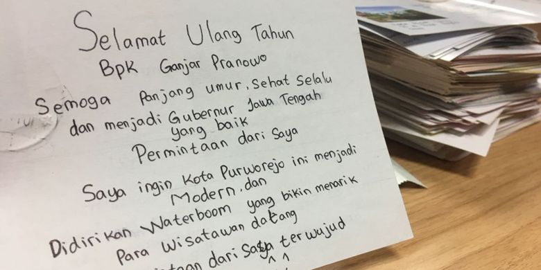 Sedikitnya 300 kartu pos berisi ucapan itu diterima Ganjar, Rabu (15/11/2017).