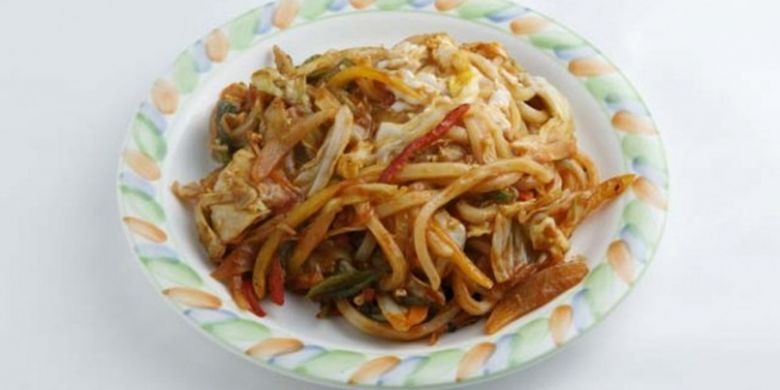 Chinese Napoli (600 yen) terbuat dari sayuran, daging babi, dan mie udon yang dimasak gaya Italia. Bubuk keju bisa ditaburkan sesuai selera
