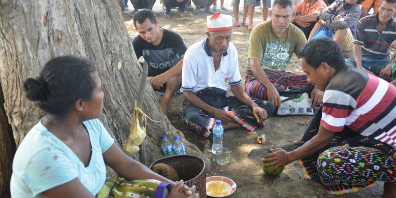 Ahli waris Ritus adat Kebhu, Donatus Jimung bersama keluarganya melaksanakan ritus adat di Watu Nurung Suku Lowa di bawah pohon Punange atau pohon asam di Kampung Nangarawa, Minggu (28/10/2018). 