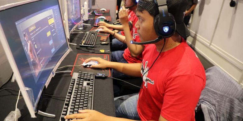 Suasanapertandingan IndiHome E-Sport League 2018 di acara Spirit of Millennials Games Day di JI Expo Kemayoran Jakarta, Kamis (13/12).

 

Lewat program Spirit of Millennials, Kementerian BUMN mendorong semangat kreativitas, kebersamaan, kerja sama dan sportivitas para generasi muda BUMN yang diharapkan bisa ditularkan kepada seluruh lapisan masyarakat.