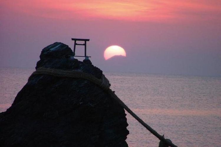 Jangan lewatkan pemandangan Gunung Fuji dan mentari pagi berada sejajar di antara celah karang! Kesempatan langka ini terjadi seminggu sebelum dan sesudah menjelang puncak musim panas 