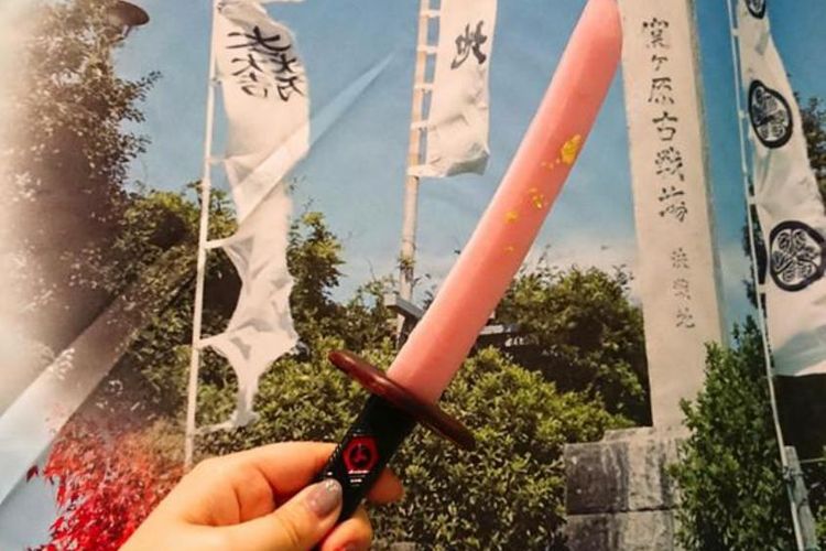 “Katana Ice～Sakura～” dari “Wagashidokoro Sekishi Toraya” (1000 yen)
