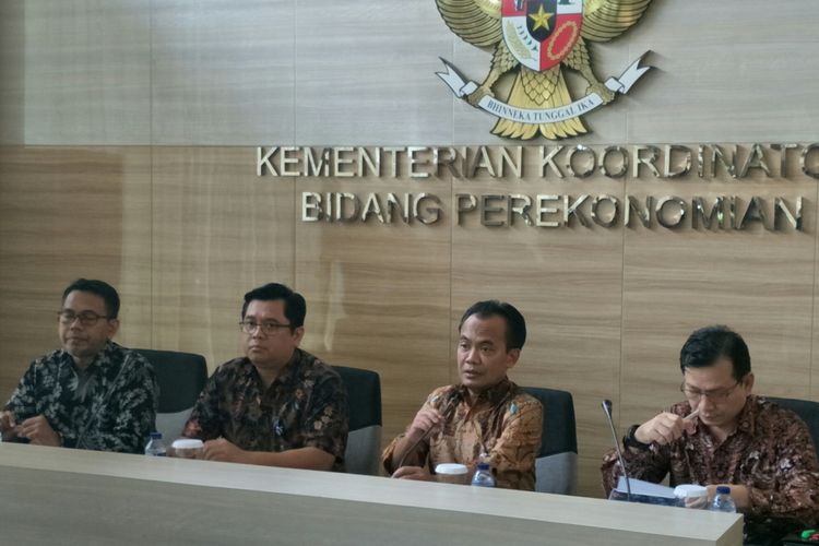 Sekretaris Kementerian Koordinator Bidang Perekonomian (Sesmenko) Susiwijono (kedua dari kanan) dalam jumpa pers di Kantor Kemenko Perekonomian, Jakarta, Jumat (21/12/2018)