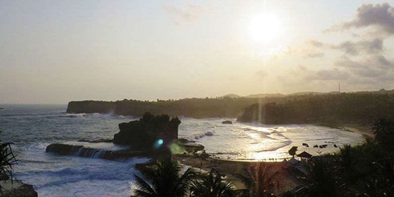 Keindahan Pantai Klayar dari Atas Bukit