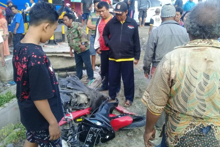 Pengendara motor yang menerobos palang pintu perlintasan di Desa Kuwaron, Kecamatan Gubug ditabrak kereta api jurusan Jakarta-Surabaya, Rabu (24/10/2018)