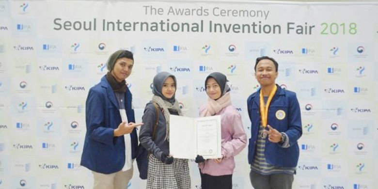 Empat mahasiswa berhasil meraih medali perak dalam kompetisi Seoul International Invention Fair (SIIF), Seoul, Kora Selatan pada Kamis-Sabtu (6-8/12/2018). Foto: UNAIR