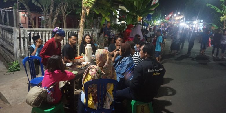 Sepanjang jalan di Desa Kemiren, Banyuwangi, Jatim, Sabtu (21/10/2017) malam, menyediakan kopi secara gratis untuk pengunjung