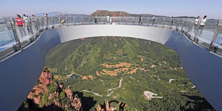 Jembatan kaca melingkar terpanjang di dunia yang berada di kawasan Fuxi Mountain Tourist Attraction, Kota Xinmi, Provinsi Henan.