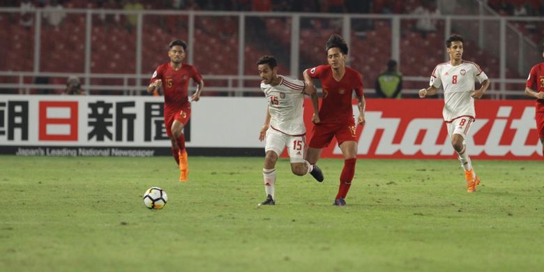 Seorang pemain timnas U-19 Indonesia berebut bola dengan seorang pemain Uni Emirat Arab dalam laga lanjutan Grup A Piala Asia U-19 kontra Uni Emirat Arab di Stadion Utama Gelora Bung Karno, Jakarta, Rabu (24/10/2018).
