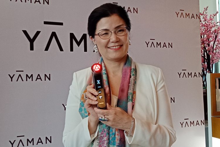 Presiden Yaman Kimiyo Yamazaki saat memperkenalkan produk Yaman pada acara beauty launch gathering di Pacific Place, Jakarta, Kamis (28/6/2018).