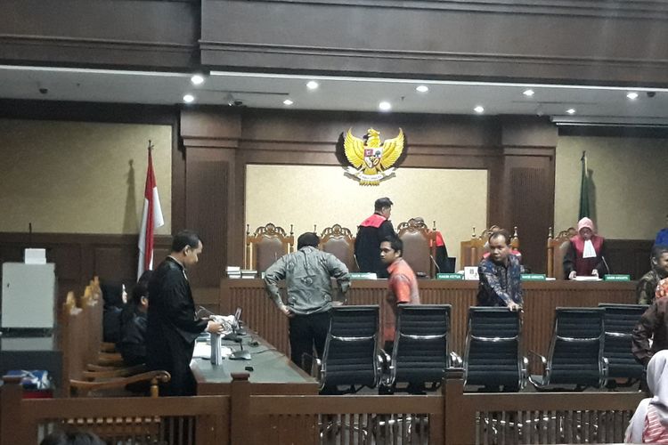 Jaksa KPK menghadirkan tujuh saksi dalam persidangan terhadap Gubernur Jambi Zumi Zola di Pengadilan Tipikor Jakarta, Kamis (27/9/2018).