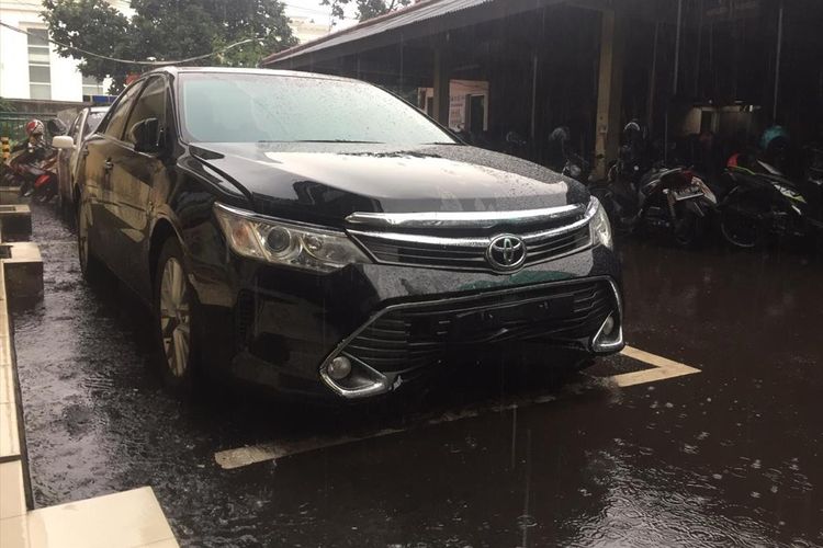 Toyota Camry Yang Menabrak Pengemudi Ojol dan Dua Pejalan Kaki di Mampang, Jakarta Selatan, Rabu (8/4/2019)