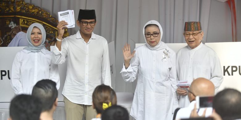 Calon wakil presiden Sandiaga Uno bersama istrinya Nur Asia serta kedua orangtuanya memberikan hak pilihnya dalam Pemilu 2019 di TPS 02 Selong, Kebayoran Baru, Jakarta, Rabu (17/4/2019). 