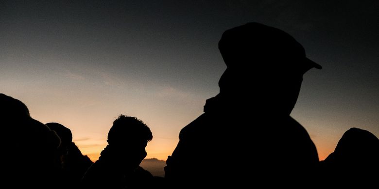 Para wisatawan sedang menikmati sunrise di Gunung Bromo