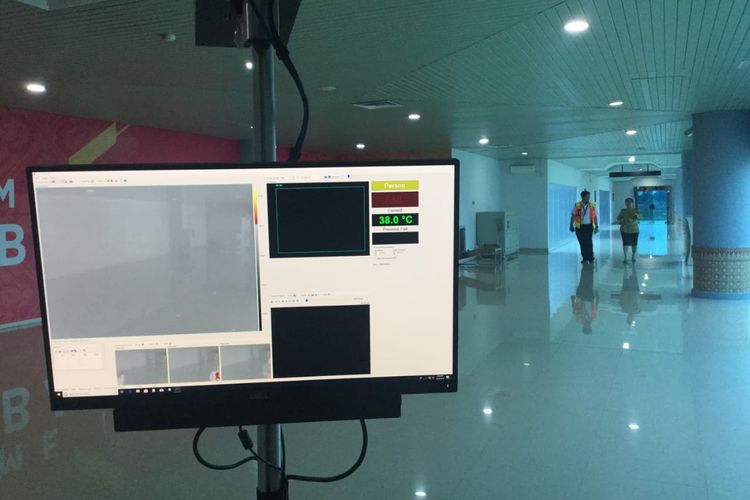 Mesin pendeteksi tubuh atau Thermal scanner untuk melakukan pemeriksaan terhadap warga negara Indonesia maupun negara luar yang baru tiba di Bandara Sultan Mahmud Badaruddin II Palembang, Selasa (21/5/2019).