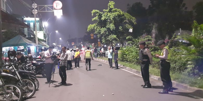 Suasana pasca-tawuran di Manggarai, Jakarta Selatan, Senin (6/3/2017). Polisi masih tampak berjaga di lokasi.