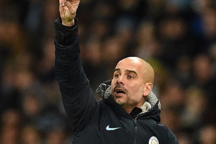 Gaya Pep Guardiola dalam memberikan instruksi kepada anak-anak asuhannya pada pertandingan Manchester City vs Liverpool di Stadion Etihad dalam lanjutan Liga Inggris, 3 Januari 2019.