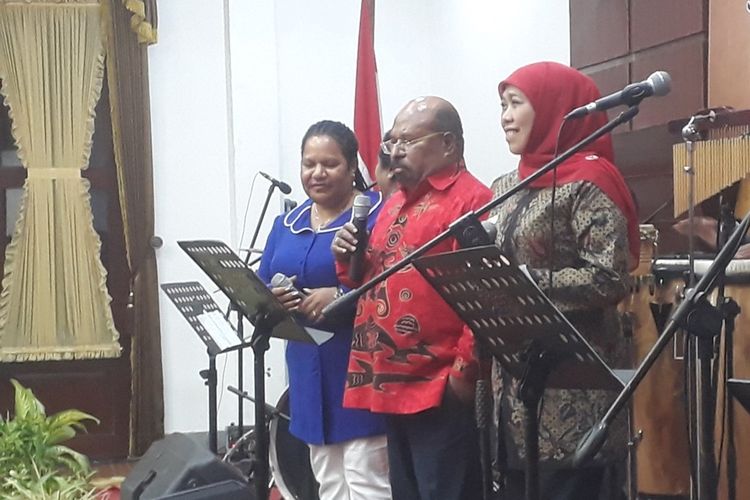 Gubernur Khofifah mengajak Gubernur Papua dan isterinya menyanyikan lagu-lagu Papua usai menyantap Papeda di gedung negara Grahadi Surabaya, Selasa (27/8/2019)
