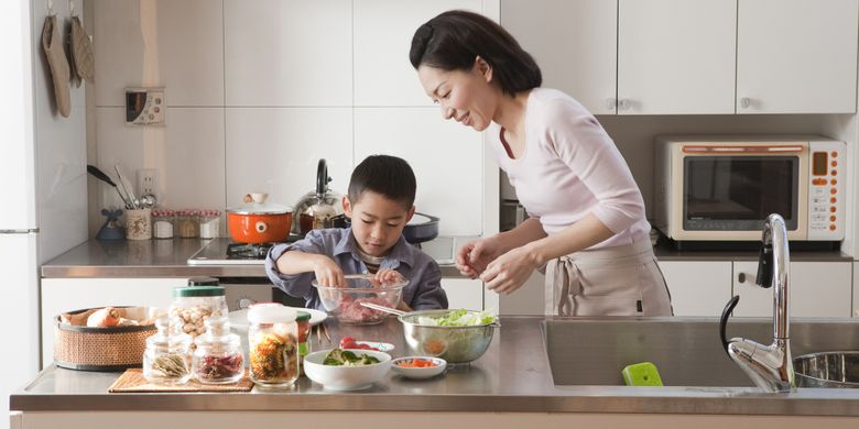 Ilutrasi ibu dan anak yang memasak bersama.