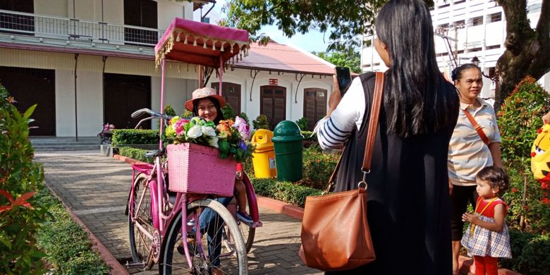 Wisatawan bergaya ala noni Belanda di Taman Srigunting, Semarang, Rabu (28/3/2018).