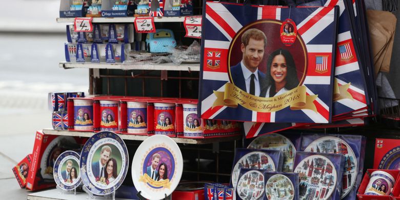 Pernik-pernik yang dijual untuk menandai pernikahan Pangeran Harrydan Meghan Markle, di sebuah toko di London. / AFP PHOTO / Daniel LEAL-OLIVAS